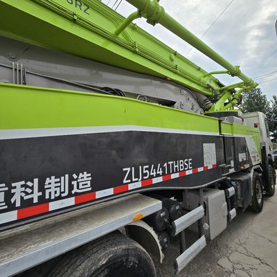 Передний подъемный стиль Sinotruk шасси насосные грузовики грузоподъемность 21-30 т сиденья ≤5