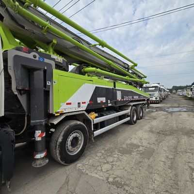 Передний подъемный стиль Sinotruk шасси насосные грузовики грузоподъемность 21-30 т сиденья ≤5