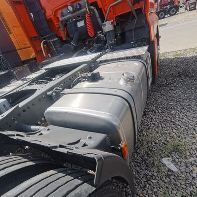 Буксирующий полуприцеп с наклонителем тягача Shacman 6X4 и топливным баком 1000 л