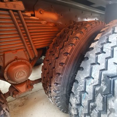 Промышленный транспорт Sinotruck 6X4 Tipper Truck с грузоподъемностью 30 т и шинами