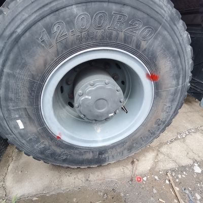 Трактор с топливным баком объемом 600 л с двигателем мощностью 480 л.с. и воздушной подвеской на сиденье водителя