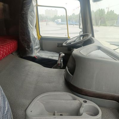 Дамп-грузовик Haowo из Китая грузоподъемностью 21-30 т. Оснащен кабиной кондиционера.