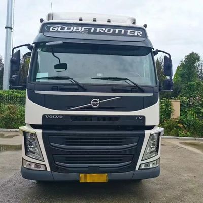 Тяжелое буксирование облегчено мощным трактором Volvo и воздушным подвесом