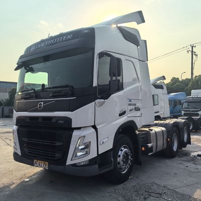 Тяжелое буксирование облегчено мощным трактором Volvo и воздушным подвесом