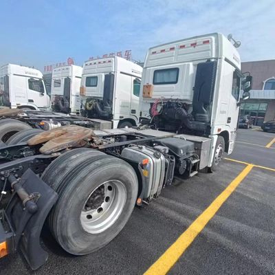 Трактор Sinotruck с воздушным подвесом сиденья эффективно буксирует тяжелые грузовые автомобили