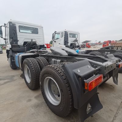 Прицепный грузовик Sinotruck с материалом грузового ящика из углеродистой стали и сиденьем с воздушной подвеской