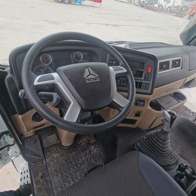 Прицепный грузовик Sinotruck с материалом грузового ящика из углеродистой стали и сиденьем с воздушной подвеской