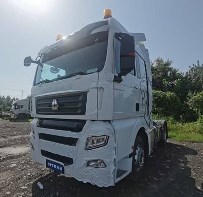 Буксировка тяжеловесным трактором Sitrak грузовой транспортной машиной и буксировка полуприцепа