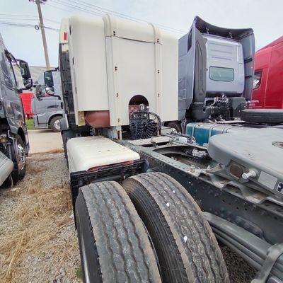 Sinotruk HOWO Cnl LNG тракторная головка для буксировки полуприцепа 6×4 Приводные колеса