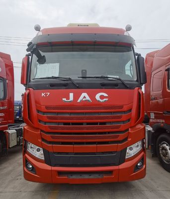 Включается грузовик JAC 6X4 для комфортного вождения, буксирующий полуприцеп и воздушную подвеску